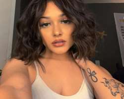 Hailey is a tattoo lover and has engraved tattoos on one of her hands.